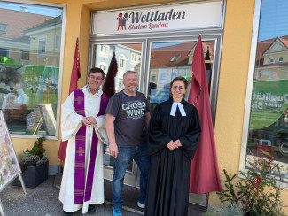 Pfarrer Lindmeier,  Pfarrerin Simon und Pastor Höfli vor dem Weltladen in Landau